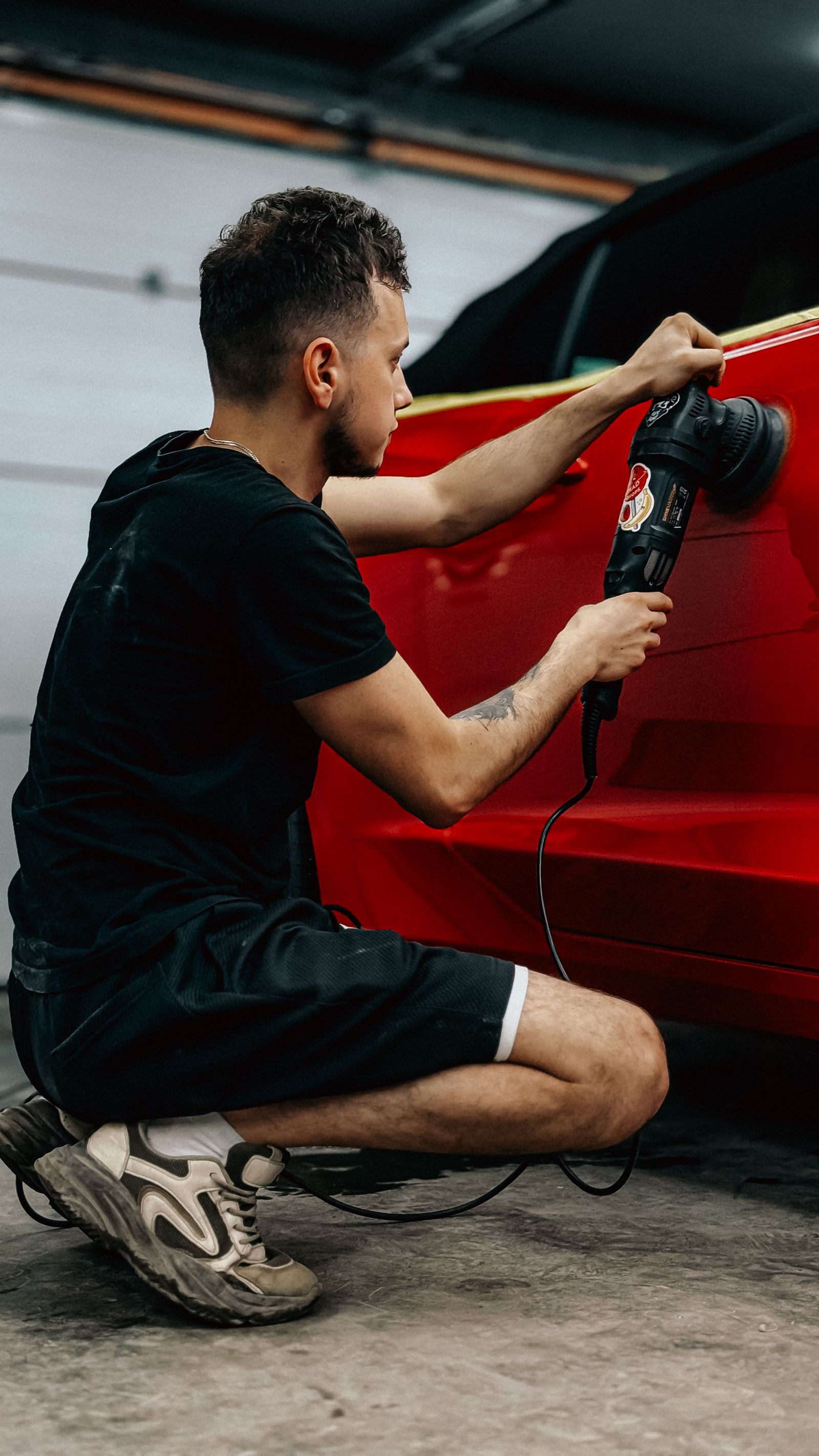 A vehicle panel receiving machine polishing
